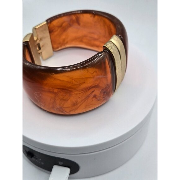 Fabulous Marbled Butterscotch Lucite and Gold Trim Hinged Cuff Bracelet - Picture 6 of 9